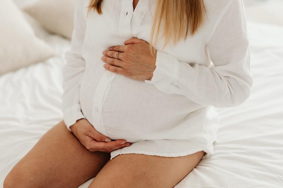 kaboompics_pregnant-woman-lifestyle-and-maternity-photos-35847